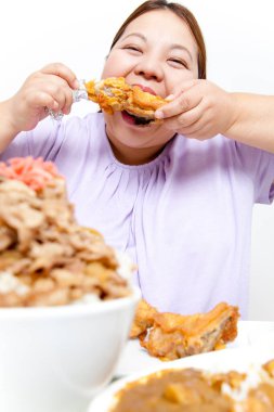 Şişman Asyalı kadın et yiyor. Stüdyo resmi