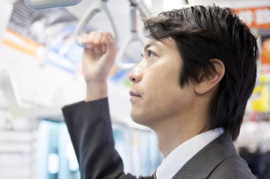 Genç Japon işadamı toplu taşıma kullanıyor