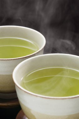 Çay fincanları, çay seremonisi, yeşil yapraklar