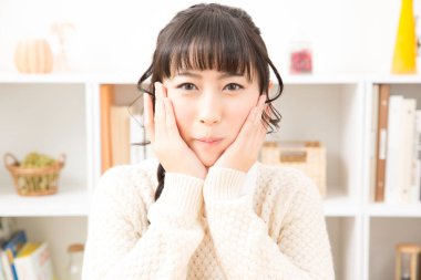 Asyalı bir kadının portresi. Yüzü evde. 