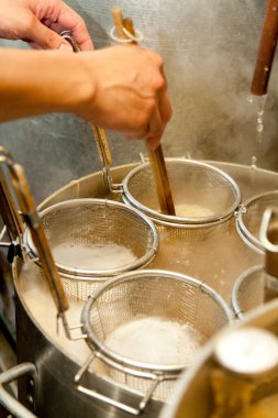 Ellerim kaynar suda erişte pişiriyor.