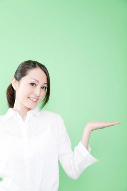 Genç Asyalı kadın ürün sunuyor.