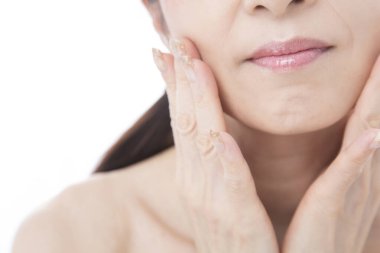 Mükemmel ciltli güzel Japon kadının stüdyo portresi.