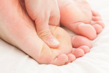 Spa salonunda kadın ayak masajı.