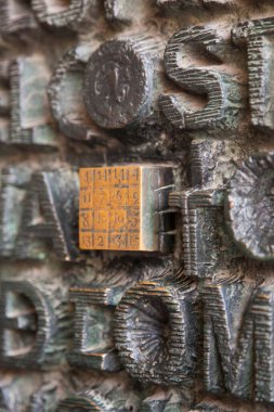 Üzerinde kelimeler olan büyük metal duvarın detaylı görünümü 