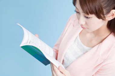 Stüdyoda kitap okuyan genç bir kadın