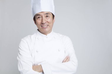 Üniformalı Asyalı aşçının portresi.