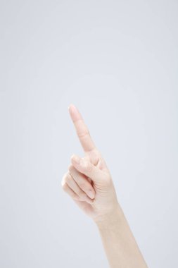 Beyaz arka planda el hareketi yapan kadınların yakın çekimi. 