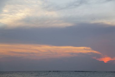 Gökyüzü ve denizin güzel gün batımı manzarası