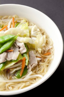 Çin eriştesi ve domuz eti.