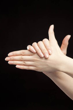 Siyah üzerine iki elin el hareketi