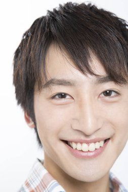 Asya genç adam gülümseyen