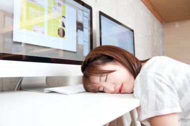 Ofiste çalışan uyuyan kadın.