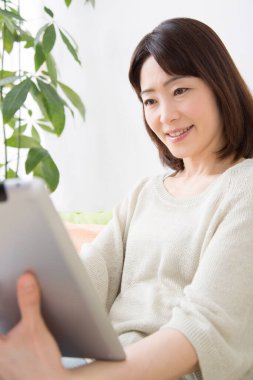 Tablet bilgisayar kullanan bir kadın