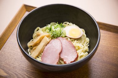 Japon usulü jambonlu ramen, yumurta ve yeşil soğan.. 