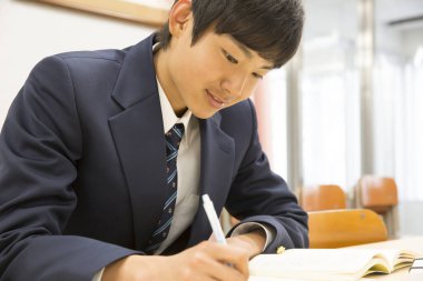 Masadaki Asyalı öğrenci.