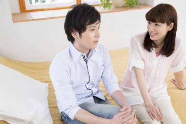 Genç Asyalı çift evde portresi 