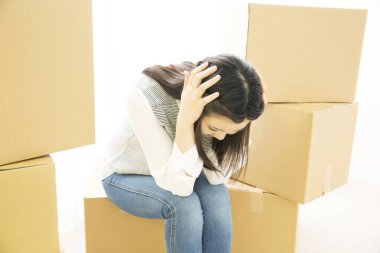 Genç Asyalı kadın yeni evine taşınıyor. 