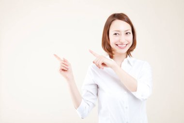 Genç Asyalı kadın fotokopi alanını işaret ediyor