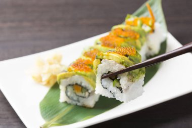 Geleneksel lezzetli suşi seti. Suşi menüsü. Japon mutfağı, restoran. Deniz ürünleri, Asya yemekleri.