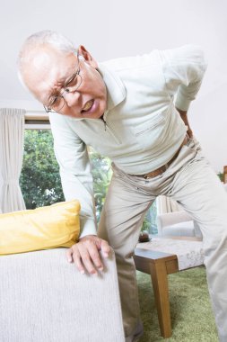 Sırt ağrısı çeken Asyalı yaşlı adam.