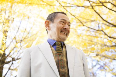 Park 'ta yürüyen kıdemli Japon adam. 