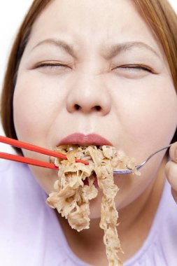 Şişman Asyalı kadın et yiyor. Stüdyo resmi