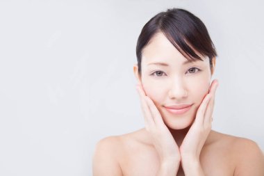 Temiz ciltli güzel bir Asyalı kadın. 