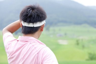 Sahadaki genç Japon golfçünün portresi