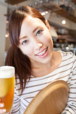 Kafede bira içen genç Japon garson.