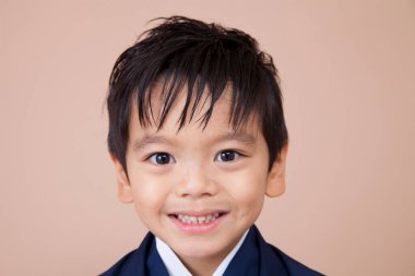 Geleneksel kimonolu şirin Asyalı çocuk.