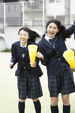 Okul üniformalı Japon kız öğrencilerin portresi.