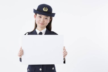 Kadın pilice memuru mesaj için boş kart tutuyor.