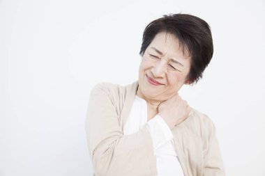 Asyalı son sınıf öğrencisi kadın boynu ağrıyor.