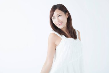 Genç, güzel Asyalı bir kadın izole edilmiş bir geçmişe bakıyor.  