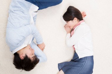 Bir çift yerde birlikte yatıyor.