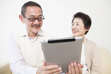 Evde tabletli yaşlı çift 