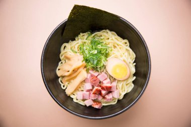 Japon usulü jambonlu ramen, yumurta ve yeşil soğanlı erişte.. 