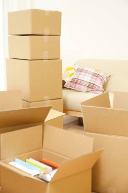 yeni odada kutuları taşıma