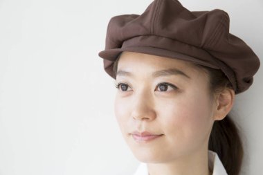 Kahverengi bereli güzel Japon garsonun portresi.