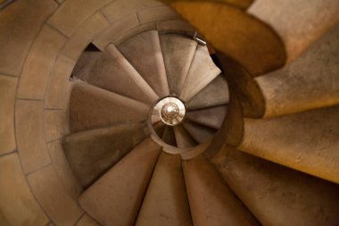 Eski bir binada döner merdiven