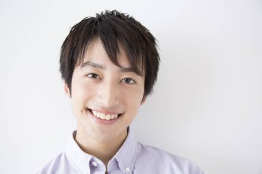 Genç adam gülümsüyor, izole beyaz