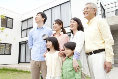 ailesinin evinin önünde