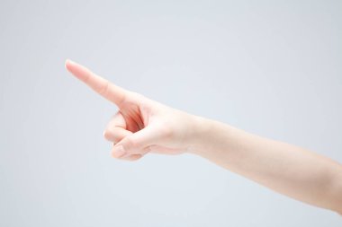 Beyaz arka planda el hareketi yapan kadınların yakın çekimi. 