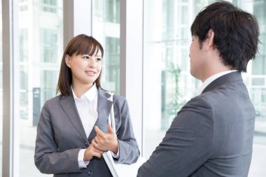 Modern ofiste iş kadını ve işadamı