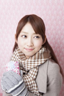 Hediyeli Asyalı kadın portresi, stüdyo fotoğrafı. 