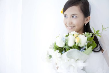 Bir buket çiçekli güzel Japon gelininin portresi