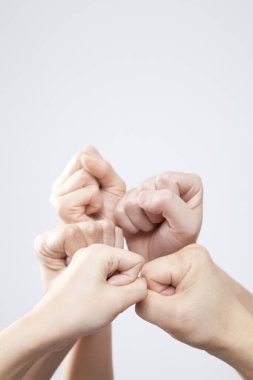 İnsanların yumruklarını kapat.