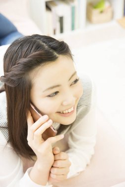 Asyalı kadın telefonla konuşuyor