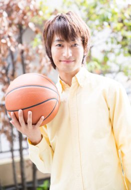 Basketbol topuyla poz veren Japon adamın portresi